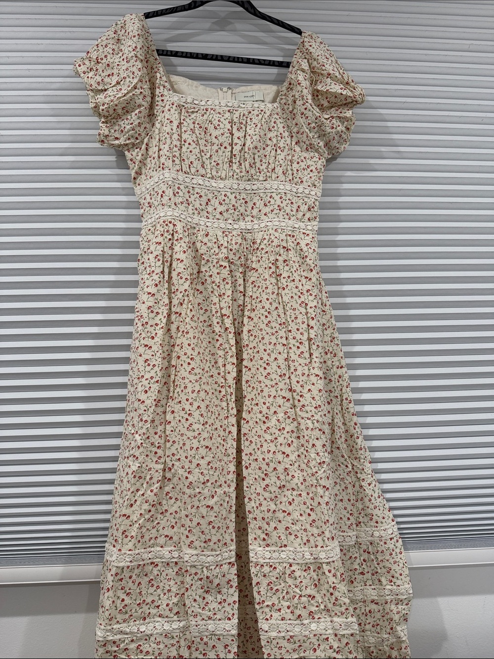 Ivy city mirabelle dress in cream ditsy floral size M